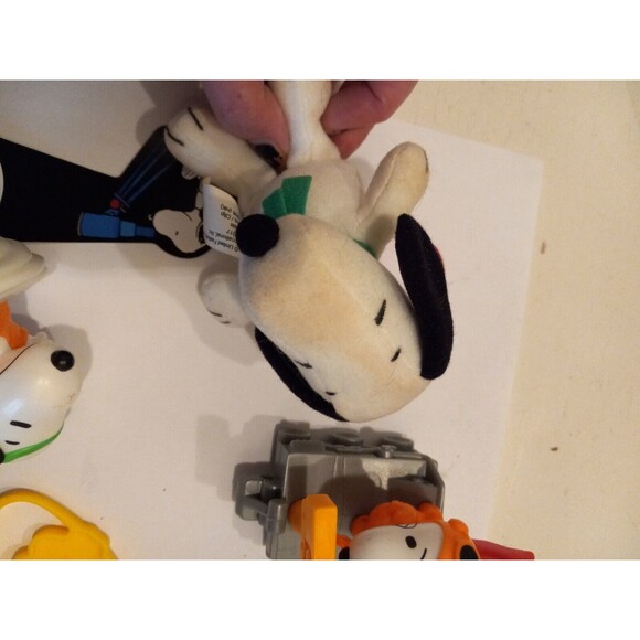 Snoopy McDonalds Happy Meal Toys Assortment of 5 Figures & 2 Books - Picture 10 of 16